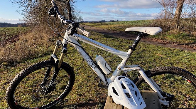 Ein Scott Genius carbonweiß wurde entwendet (Foto: PI NDH) Ein Scott Genius carbonweiß wurde entwendet (Foto: PI NDH)