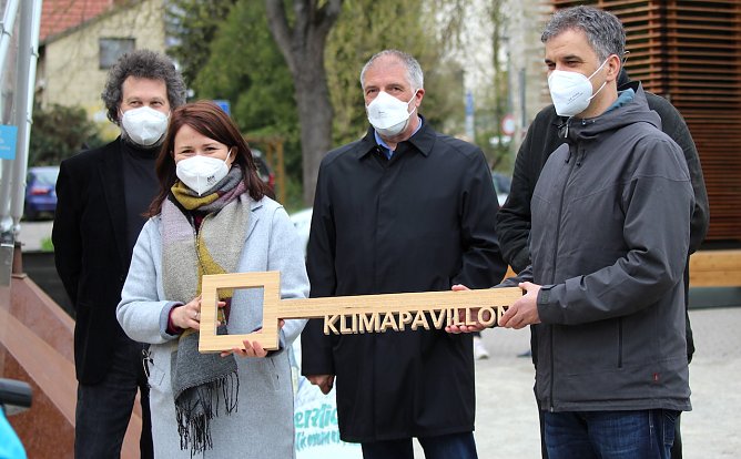 Schlüsselübergabe für den Klimapavillon an Oberbürgermeister Buchmann (Foto: emw) Schlüsselübergabe für den Klimapavillon an Oberbürgermeister Buchmann (Foto: emw)