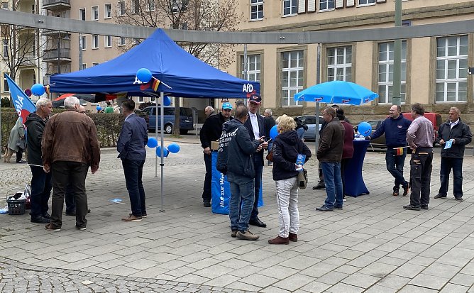 Infostand der AfD vor dem Nordhäuser Theater (Foto: oas) Infostand der AfD vor dem Nordhäuser Theater (Foto: oas)