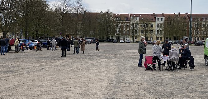 Kaffeekränzchen der "Freidenker" auf dem Bebelplatz (Foto: oas) Kaffeekränzchen der "Freidenker" auf dem Bebelplatz (Foto: oas)
