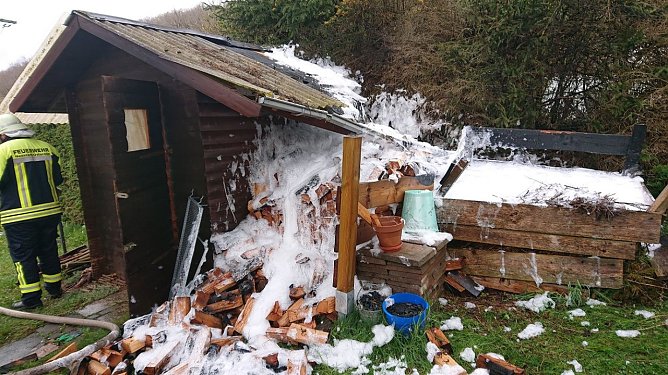 Der Brand könnte vom Komposthaufen ausgegangen sein (Foto: Feuerwehr Harztor) Der Brand könnte vom Komposthaufen ausgegangen sein (Foto: Feuerwehr Harztor)