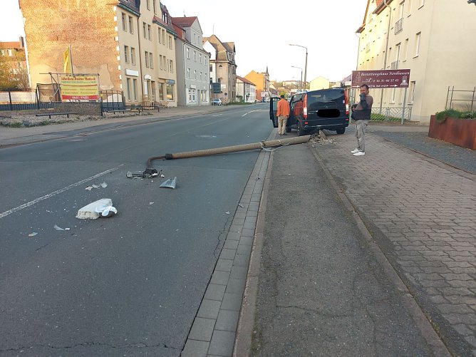 In der Freiherr-von-Stein Stra&szlig;e &uuml;bersah ein Fahrer beim zur&uuml;cksetzen einen Lichtmasten (Foto: Frank Meier)