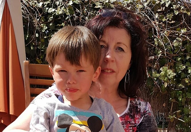 Oscar Raßbach mit Oma Barbara (Foto: Hannes Nordmann ) Oscar Raßbach mit Oma Barbara (Foto: Hannes Nordmann )