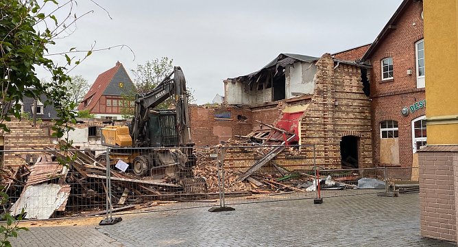 Die "Destille" wird abgerissen (Foto: privat) Die "Destille" wird abgerissen (Foto: privat)