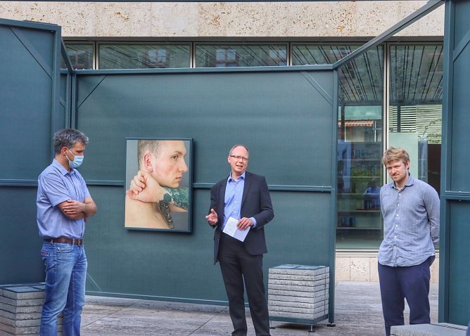 Er&ouml;ffnung Haut, Stein v.l.n.r.: Oberb&uuml;rgermeister Kai Buchmann, PD Dr. Karsten Uhl, Leiter der KZ-Gedenkst&auml;tte Mittelbau-Dora, Jakob Ganslmeier. (Foto: Stadtverwaltung Nordhausen)