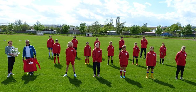 Salzas D1-Junioren in neuen Jacken (Foto: FSG Salza)