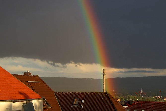 Regenbogen am abendlichen Himmel von Nordhausen (Foto: Eva Maria Wiegand) Regenbogen am abendlichen Himmel von Nordhausen (Foto: Eva Maria Wiegand)