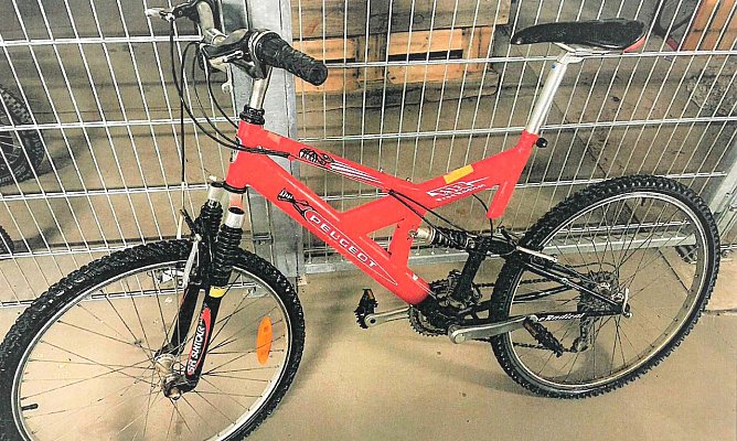 Rotes Peugeot-Rad an Besitzer zu vergeben (Foto: PI NDH)