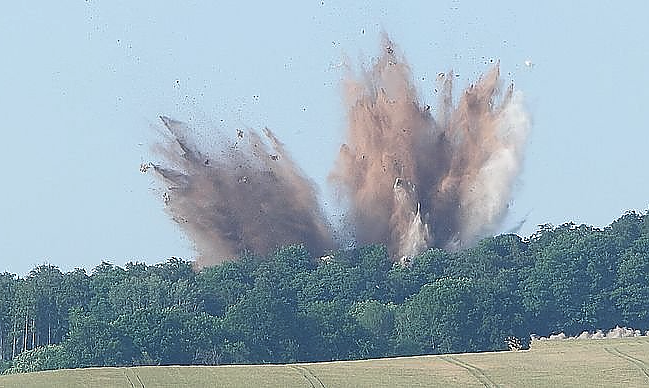 Sprengung bei Leimbach 2016: im Vorfeld war die Bombe mit 200 Tonnen Erdreich und zahlreichen Wassertanks aus Plastik abgedeckt worden (Foto: nnz-Archiv)