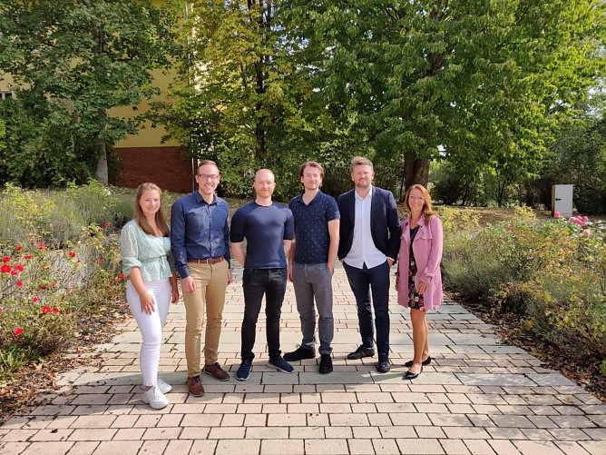 Kristina H&uuml;lsebusch, Christan Zoll (beide aus dem HIKE), Dr. Thomas Lindemann und Dipl. Ing. Benjamin Zengler (Gr&uuml;nder Fyrfeed) mit Prof. Dr. Lutz G&ouml;cke und Frau Dr. Kareen Schlangen zur Gr&uuml;ndung im Sommer 2020 (Foto: Tina Bergknapp)