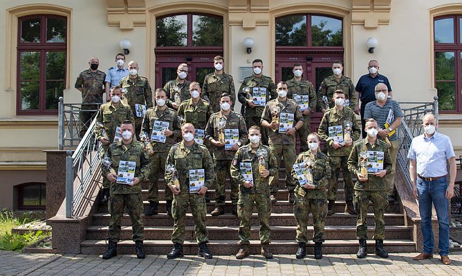 Landrat Jendricke verabschiedet Soldaten (Foto: Nicole Mattern)