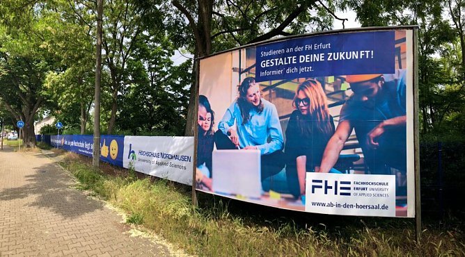 Kampf der Werbebanner in der Halleschen Stra&szlig;e (Foto: T.Bergknapp)