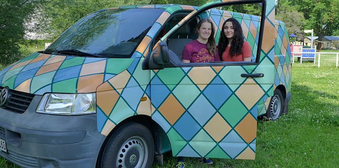 Wo dieser Bus auftaucht, gibt es immer etwas zu erleben. Franziska und Ayca geh&ouml;ren zum Team des Projektes PINGUIN Mobil. Ayca hat ihre Heimat in der T&uuml;rkei und verbringt  im Rahmen des Europ&auml;ischen Freiwiligendienstes ein Jahr in Nordhausen, um Erfahrungen zu sammeln und die Sprache zu lernen. (Foto: Mathias Daniel)