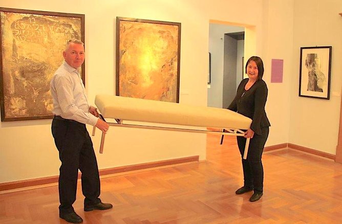 Eine der neue Bänke wird platziert von Susanne Hinsching und Oliver Wönnmann (Foto: O.Wönnmann) Eine der neue Bänke wird platziert von Susanne Hinsching und Oliver Wönnmann (Foto: O.Wönnmann)