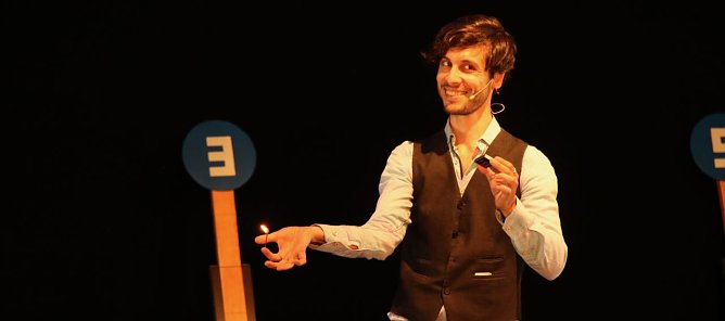 Alfonso Rituerto verr&auml;t die Tricks der Magier. Oder doch nicht? (Foto: agl)