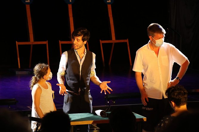 Wie funktioniert das eigentlich mit dem H&uuml;tchenspiel? Die Antwort: nat&uuml;rlich mit Zauberei. Zumindest bei einem echten Magier (Foto: agl)