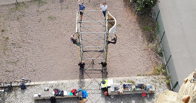 Auch der kleine Kletterturm wurde vom Trainerteam inspiziert und vorbereitet. (Foto: JuSoWe)