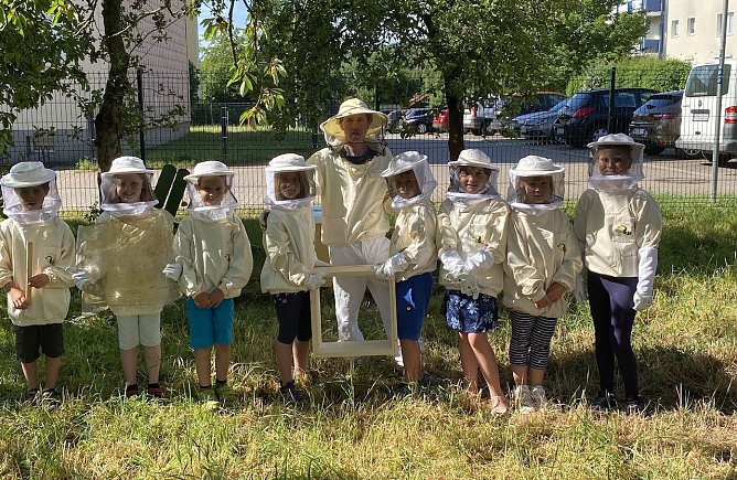 Das Bienen-Team (Foto: Heinz-Sielmann-Grundschule Niedersachswerfen) Das Bienen-Team (Foto: Heinz-Sielmann-Grundschule Niedersachswerfen)