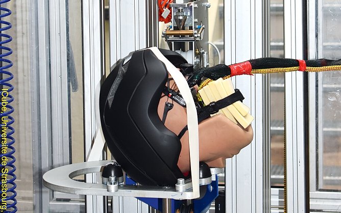 In verschiedenen Positionen saust der Helm auf den Ambos. (Foto: Stiftung Warentest)