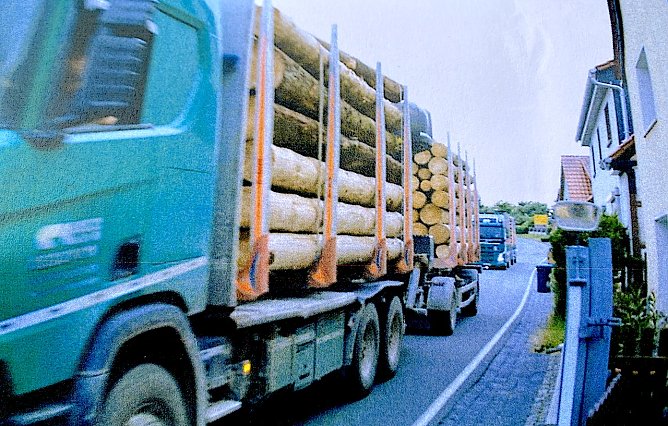 Zeitweise rollen die Brummis in Kolonne durch Buchholz (Foto: J.Dietrich)