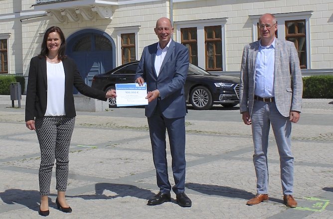 v.l. Landr&auml;tin Antje Hochwind-Schneider; Th&uuml;ringer Wirtschaftsminister  Wolfgang Tiefensee, Landrat Matthias Jendricke (Nordhausen) (Foto: Eva Maria Wiegand)