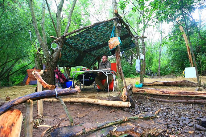 Tobias Henschel im selbstgebauten Camp (Foto: S. Dietzel)