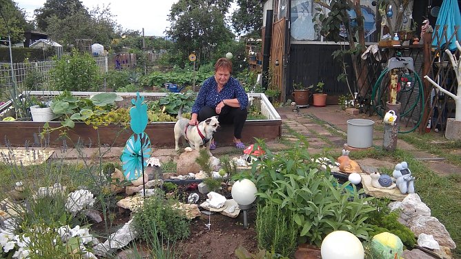 Ursula Sacher trug Steine zusammen, formte ein Rondell, best&uuml;ckte es mit verschiedenen Kr&auml;utern. Aus der einstigen W&uuml;stenei wurde unter ihren H&auml;nden ein ansehnlicher Garten. Ihr st&auml;ndige Begleiterin: Moni, die kleine Bulldogge. (Foto: kunk)