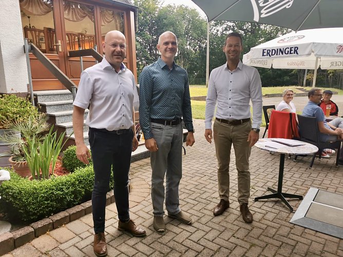v.l.: der scheidende Club-Pr&auml;sident Michael G&ouml;rk, der Neuzugang Bj&ouml;rn Diener und der neue Pr&auml;sident Tino Pf&ouml;rtner (Foto: Lions Club Nordhausen)
