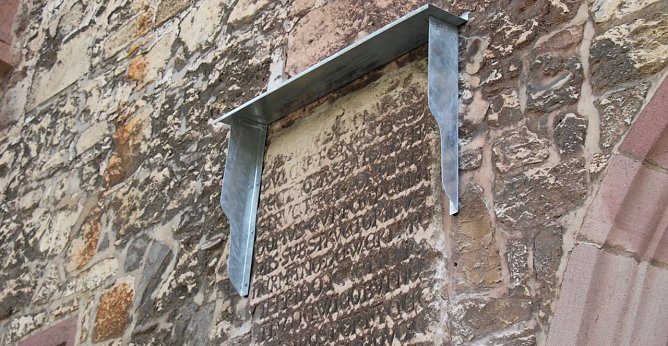 Überdacht und geschützt - die alte Steinplatte am Nordhäuser Rathaus (Foto: agl) Überdacht und geschützt - die alte Steinplatte am Nordhäuser Rathaus (Foto: agl)