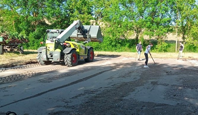 Der Platz wird hergerichtet (Foto: Kay Wagner)