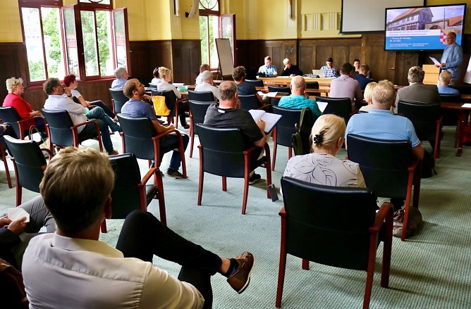 Zur ersten Beiratssitzung des Regionalen Entwicklungskonzepts (REK) f&uuml;r den Landkreis Nordhausen haben sich jetzt B&uuml;rgermeister und Gemeindemitarbeiter, Kreistagsmitglieder und Verbandsvertreter getroffen (Foto: Pressestelle Landratsamt Nordhausen)