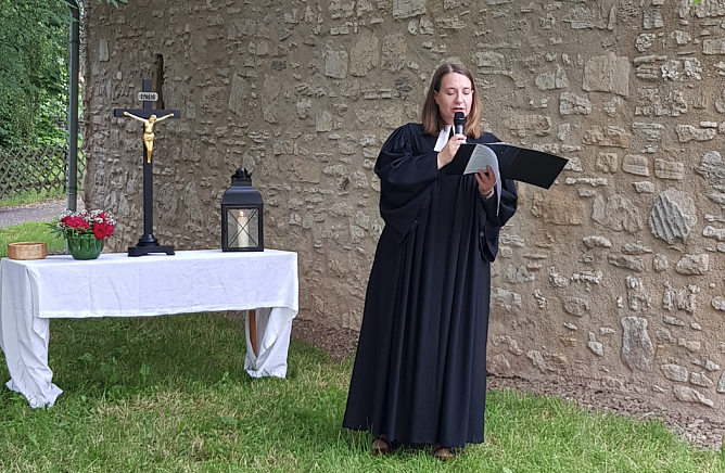 Gestern Abend wurde nach rund 200 Jahren wieder die 1. Andacht an der Wegekapelle Elende gefeiert. Aus der ganzen Umgebung kamen Menschen dazu zusammen - Reisende, ganz in der Tradition der mittelalterlichen Wegekapelle. (Foto: Evangelischer Kirchenkreis S&uuml;dharz)