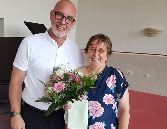 Nach 41 Dienstjahren freut sie sich auf eine ruhige Zeit ohne Dienstversammlungen und Taschenrechner - Martina Gerhardt, hier mit Schulleiter Andreas Trump. (Foto: H.Roeder)