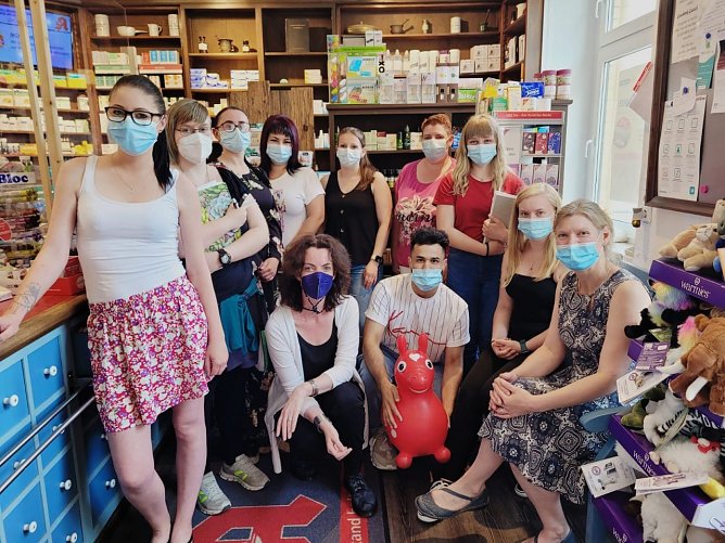 Praxisbesuch in der L&ouml;wenapotheke � Die IWK-Azubis mit Klassenlehrerin Susanne Gallas und Inhaberin Diana Theumer (Foto: IWK)