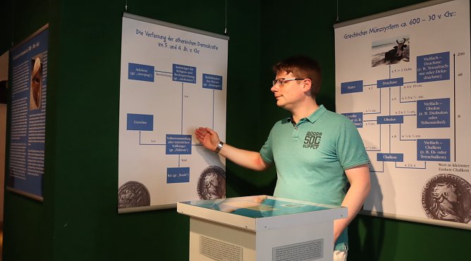 Alexander Hahn f&uuml;hrt durch die M&uuml;nz-Ausstellung (Foto: &copy;Stadtverwaltung Nordhausen)