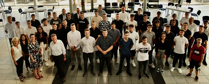 40 neue Azubis begrüßte man heute bei der Autohaus Peter Gruppe (Foto: agl) 40 neue Azubis begrüßte man heute bei der Autohaus Peter Gruppe (Foto: agl)