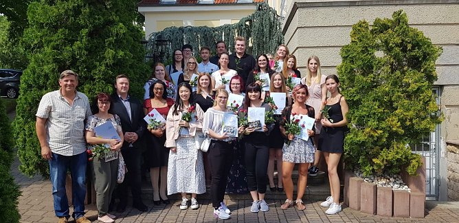 Auch der Bereich Altenpflege konnte jetzt seine neuesten Absolventen und Absolventinnen verabschieden (Foto: pro Vita Akademie)