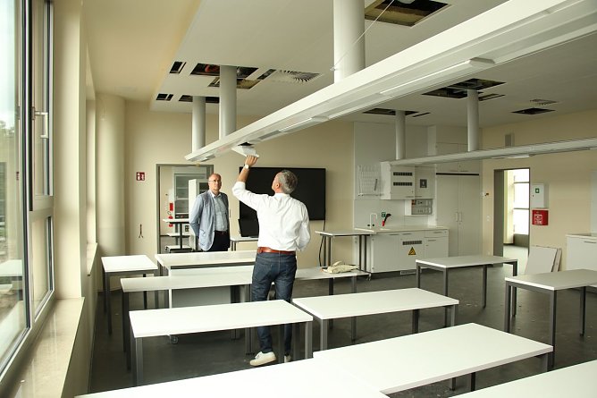 Die Fachkabinette sind best&uuml;ckt, warten mit allerlei Technik auf und warten auf ihre neuen Nutzer. Dem Kollegium wird man die Nutzung der Technik vor Schuljahresbeginn noch einmal in zwei Workshops nahe bringen (Foto: agl)