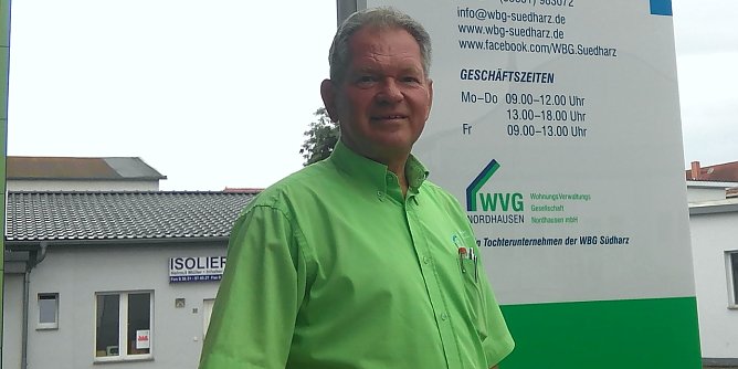 Nach 40-j&auml;hriger T&auml;tigkeit verabschiedet die Wohnungsbaugenossenschaft  ihren Teamleiter Objektmanager Detlef Helbing in den Ruhestand. (Foto: Kurt Frank)
