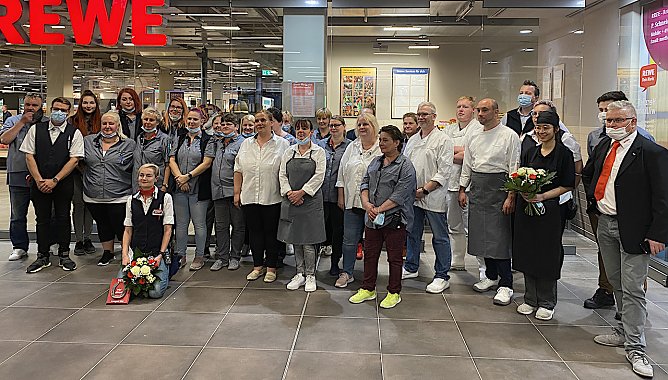 Dieses Team geht f&uuml;r REWE in der S&uuml;dharz Galerie an den Start. Kniend vor ihren Leuten: Filialleiterin Sylvia Hartmann (Foto: oas)