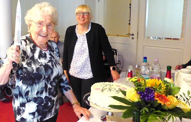 Die Jubilare ließ es sich nicht nehmen, die Torte selbst anzuschneiden (Foto: D.Kais) Die Jubilare ließ es sich nicht nehmen, die Torte selbst anzuschneiden (Foto: D.Kais)