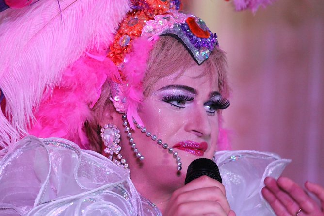 Perlen der Travestie im Caf&eacute;`Sahne (Foto: Eva Maria Wiegand)