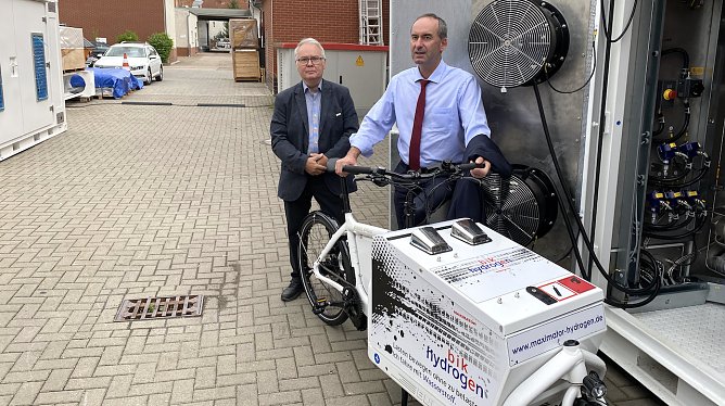 Auch in Fahrr&auml;dern findet die Technologie Anwendung. Nordhausens Bundestagskandidat Helmut G&uuml;nter und sein Bundesvorsitzender Hubert Aiwanger wollen am liebsten gleich eine Runde drehen. (Foto: oas)