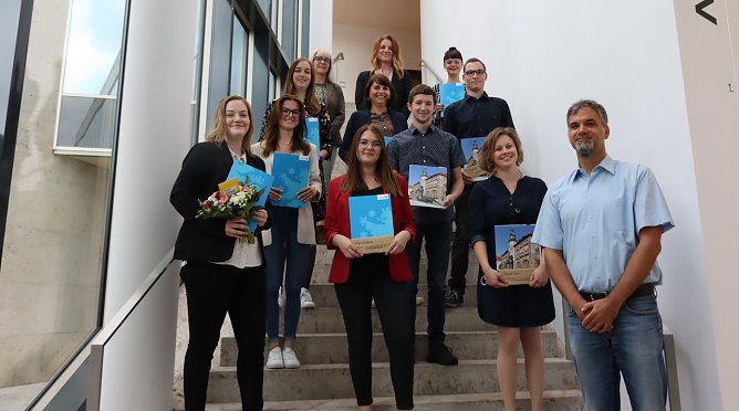 Gratulation an Auszubildende (Foto: Stadtverwaltung NDH) Gratulation an Auszubildende (Foto: Stadtverwaltung NDH)