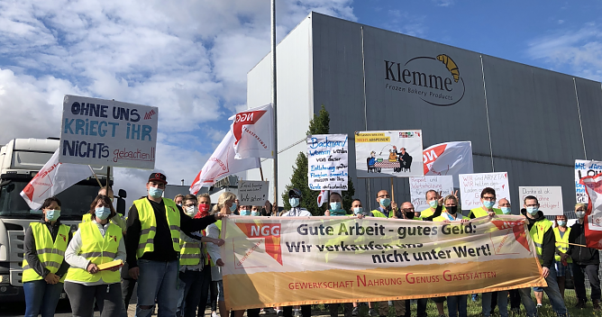 Warnstreik vor dem Klemme-Werk in Nordhausen (Foto: Jens L&ouml;bel)