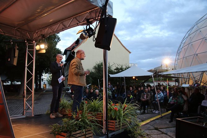 Auf der B&uuml;hne stand Lesch selten und wanderte vielmehr vor und zwischen dem zahlreich erschienen Publikum hin und her (Foto: agl)