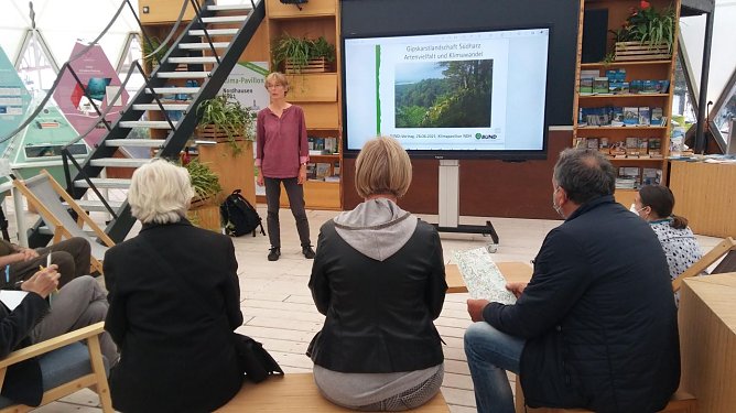 Referentin Ursula Schäfer sprach im Klima-Pavillon über den Gipskarst (Foto: BUND) Referentin Ursula Schäfer sprach im Klima-Pavillon über den Gipskarst (Foto: BUND)