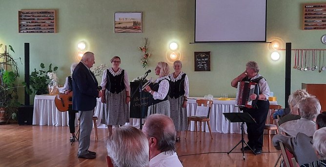 Vereinsvorsitzender Weschcke dankte den Bebraer Singv&ouml;geln f&uuml;r die kulturelle Umrahmung der Jubil&auml;umsfeier. (Foto: Susann Goldhammer)