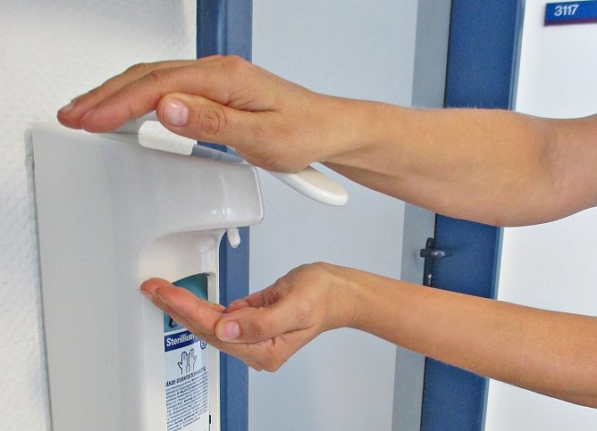 H&auml;ndedesinfektion (Foto: S&uuml;dharz Klinikum)