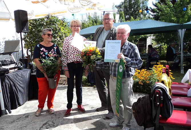 Überreichung der Urkunde (Foto: M.Biel) Überreichung der Urkunde (Foto: M.Biel)